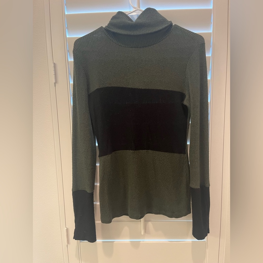 Women’s turtleneck long sleeve shirt